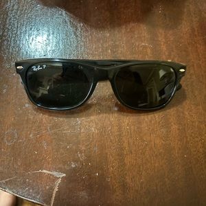 Rayban Wayfarer Sunglasses with Case- black with black lenses; Polarized
